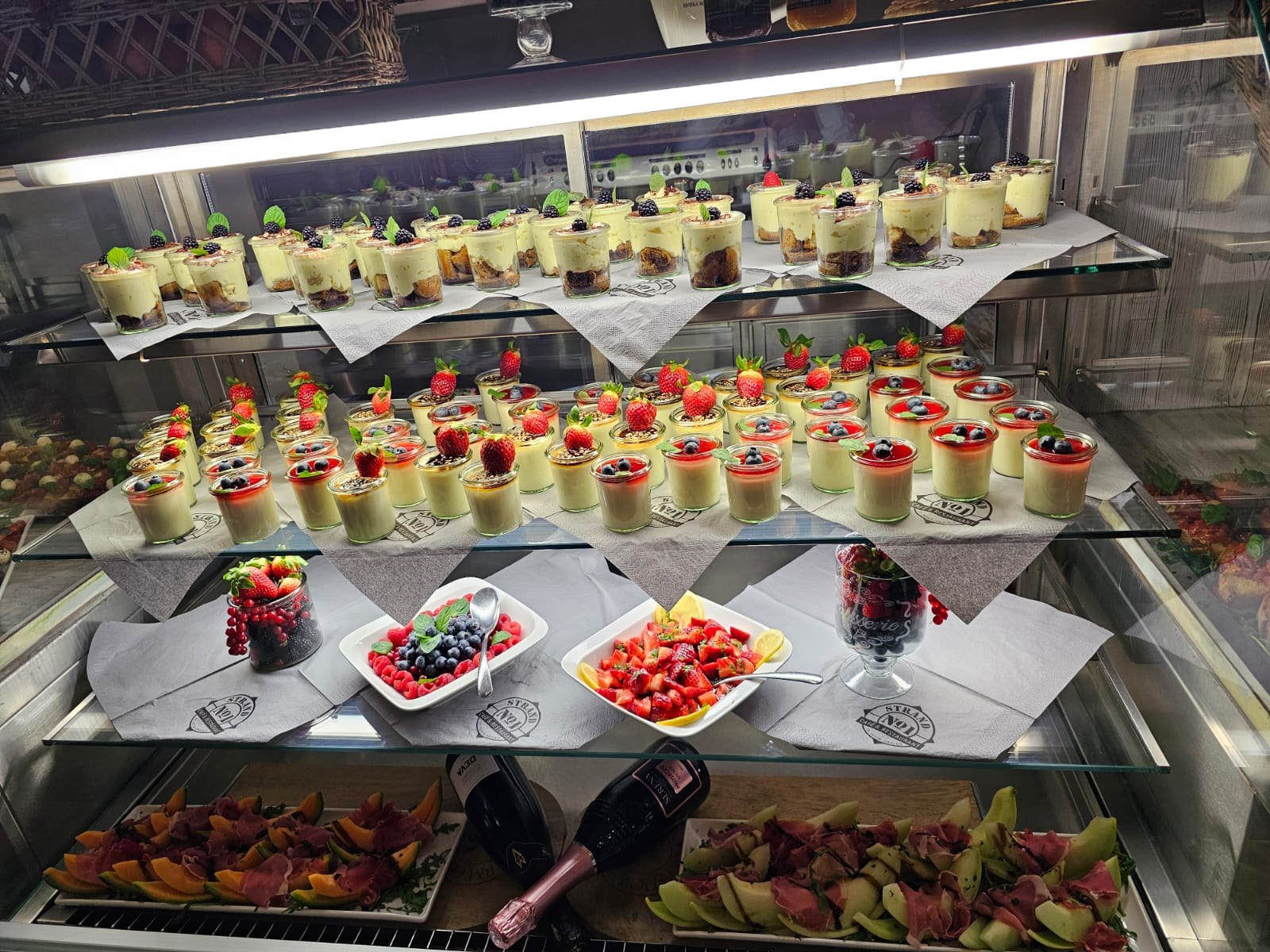 Frisch angerichtetes Frühstücksbuffet im Strand No. 1