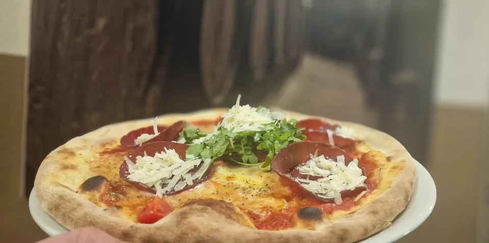 Frisch belegte Pizza im Strand No. 1